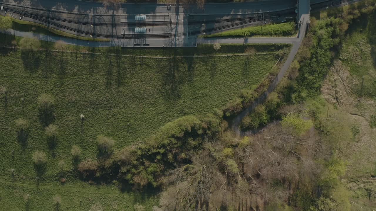 drone - toma aérea superior del castillo drachenburg siebengebirge cerca de bonn - königswinter 25p