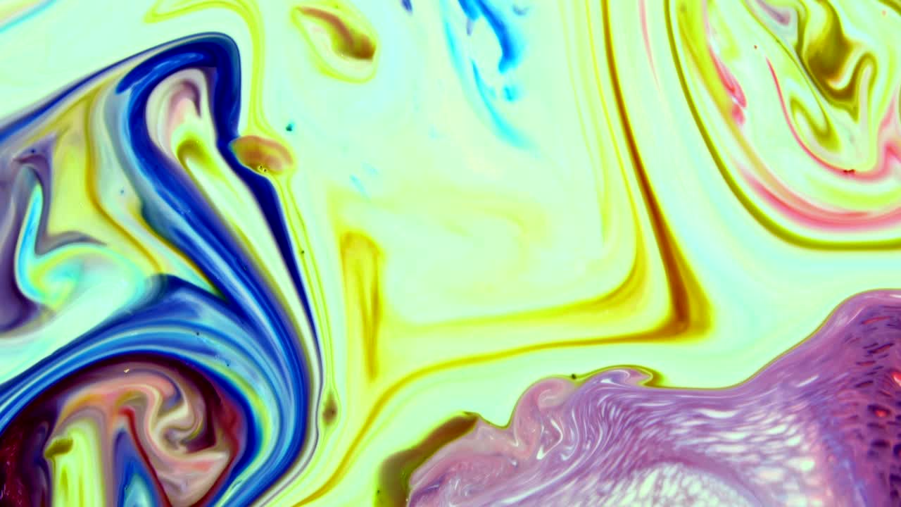 colores abstractos extendiendo pintura girando y estallando