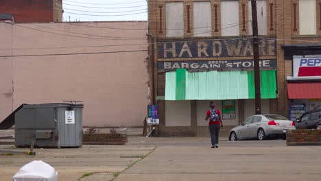 Una-Joven-Afroamericana-Camina-Por-El-Centro-De-Selma-Alabama