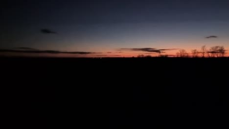 conducir en el área de campo rural durante la puesta de sol en la noche oscura