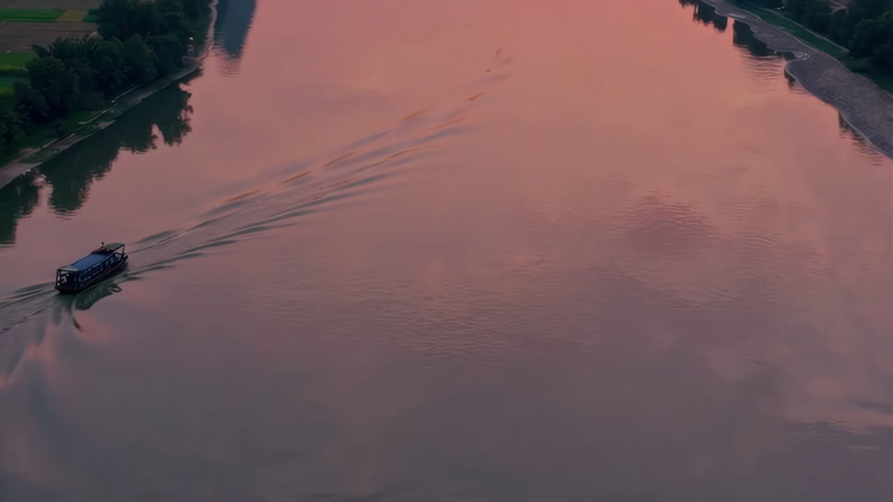 해가 지면 강에 있는 배