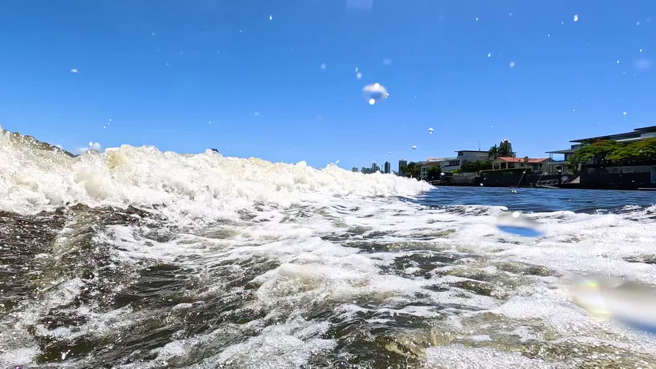 은 하늘 아래 해변에 접근하는 바다 파도