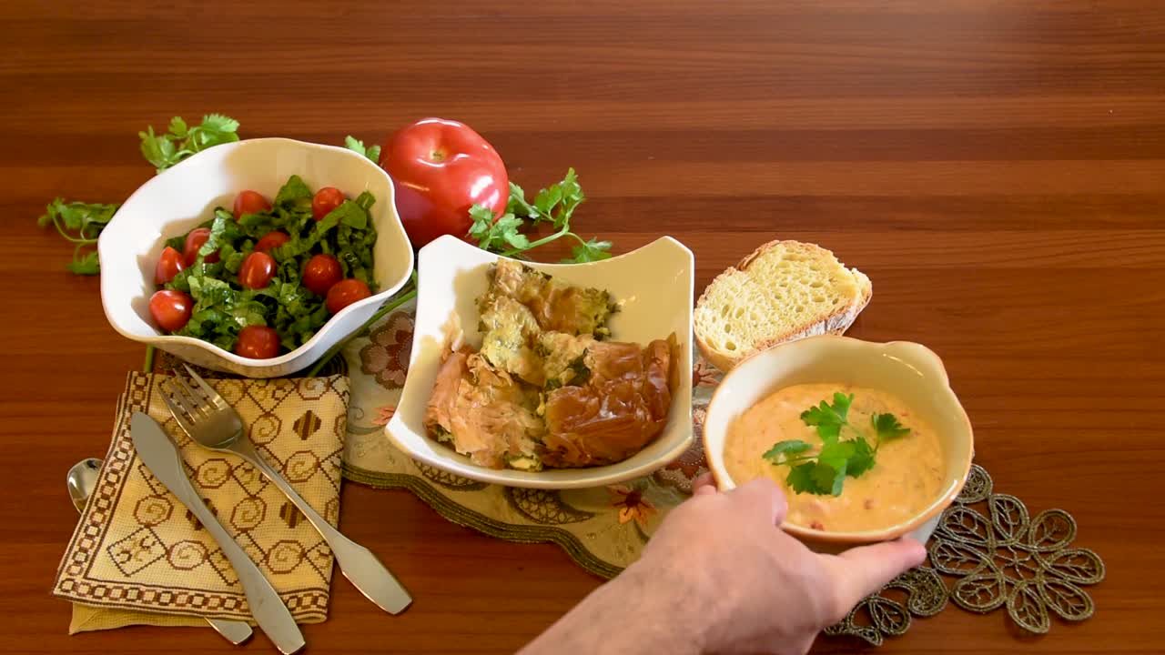 cocina mediterránea saludable, concepto de tres platos para el almuerzo o la cena