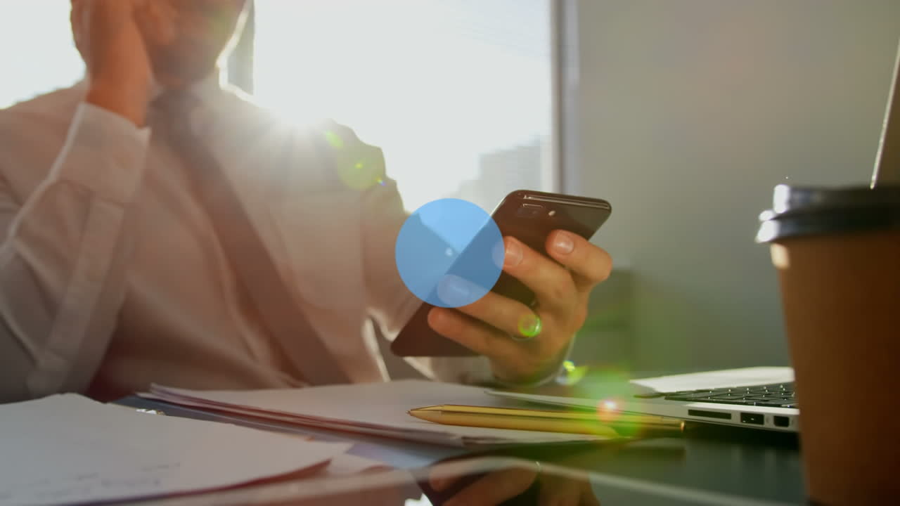 animación de iconos de los medios sobre un empresario caucásico que usa un teléfono inteligente