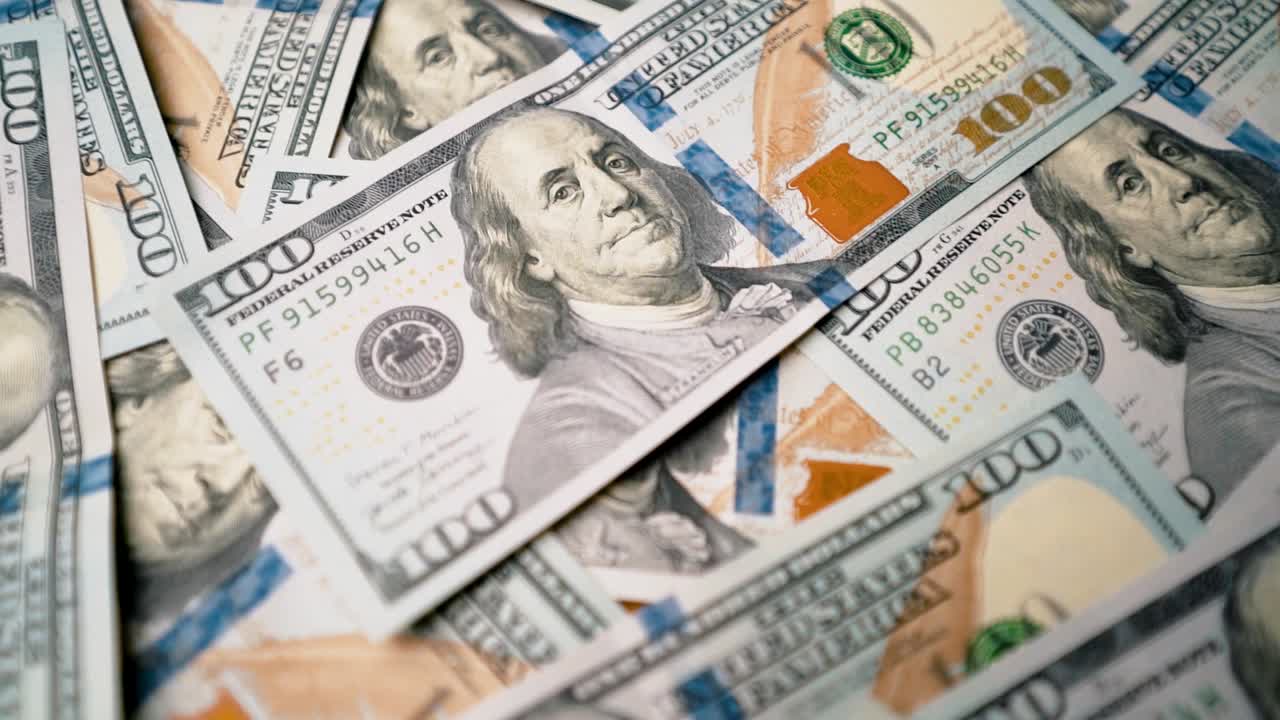 dispersos billetes de 100 dólares viajando primer plano