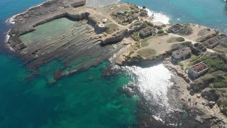 vista de drones de las ruinas en punta della mola en plemirio durante el día, desde el aire