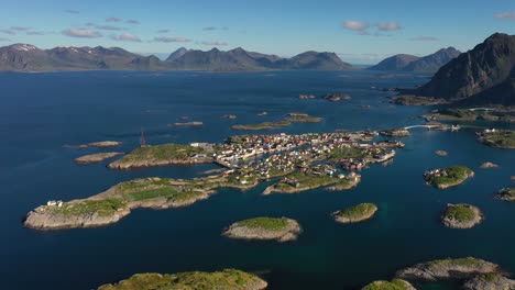 henningsvaer lofoten es un archipiélago en el condado de nordland, noruega.