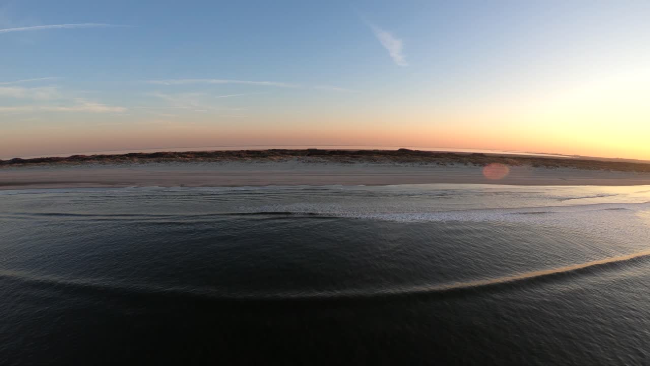 отплытие от берега. удивительный пейзаж с дрона