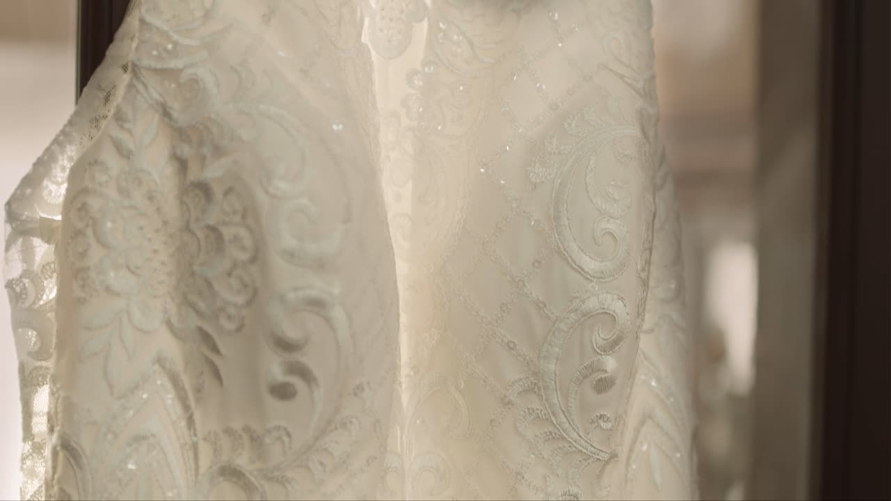 colgar el vestido de novia en la puerta cerca de la bandeja