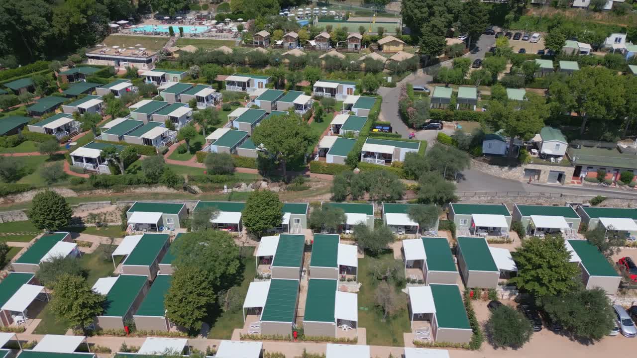 foto aérea del campamento de la rocca en el lago de garda, italia