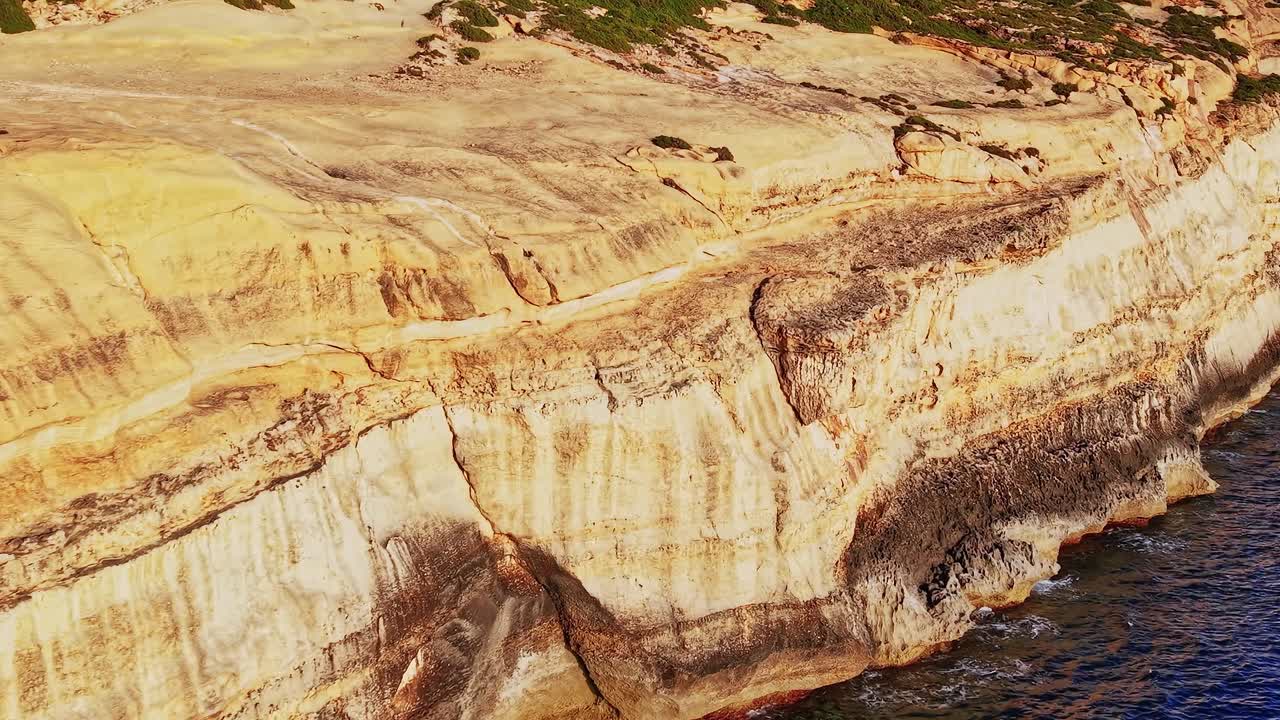 Costa scenica di Malta con scogliere rocciose e acque cristalline