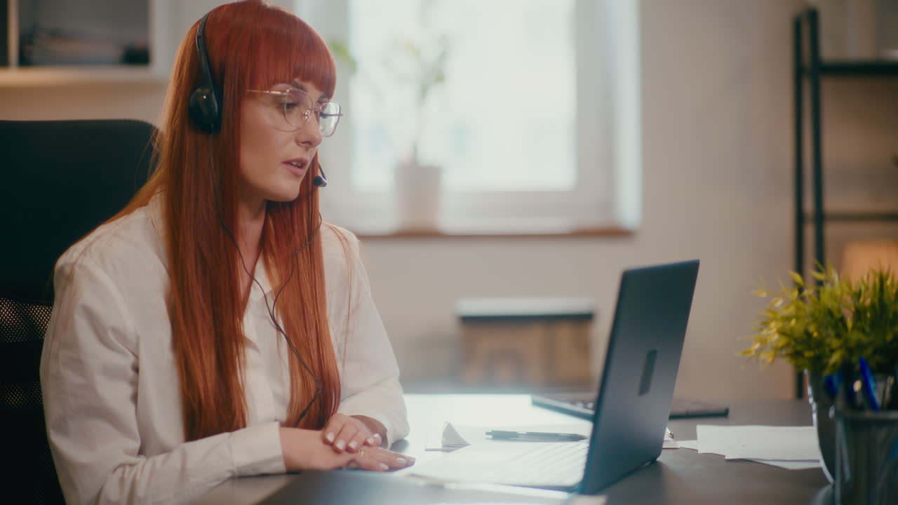 젊은 고객 대표가 사무실에서 비디오 통화를 하고 있습니다.