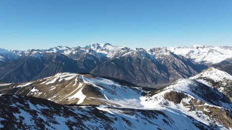 video panorámico del increíble paisaje montañoso con nieve en los picos durante un día soleado de invierno en los pirineos