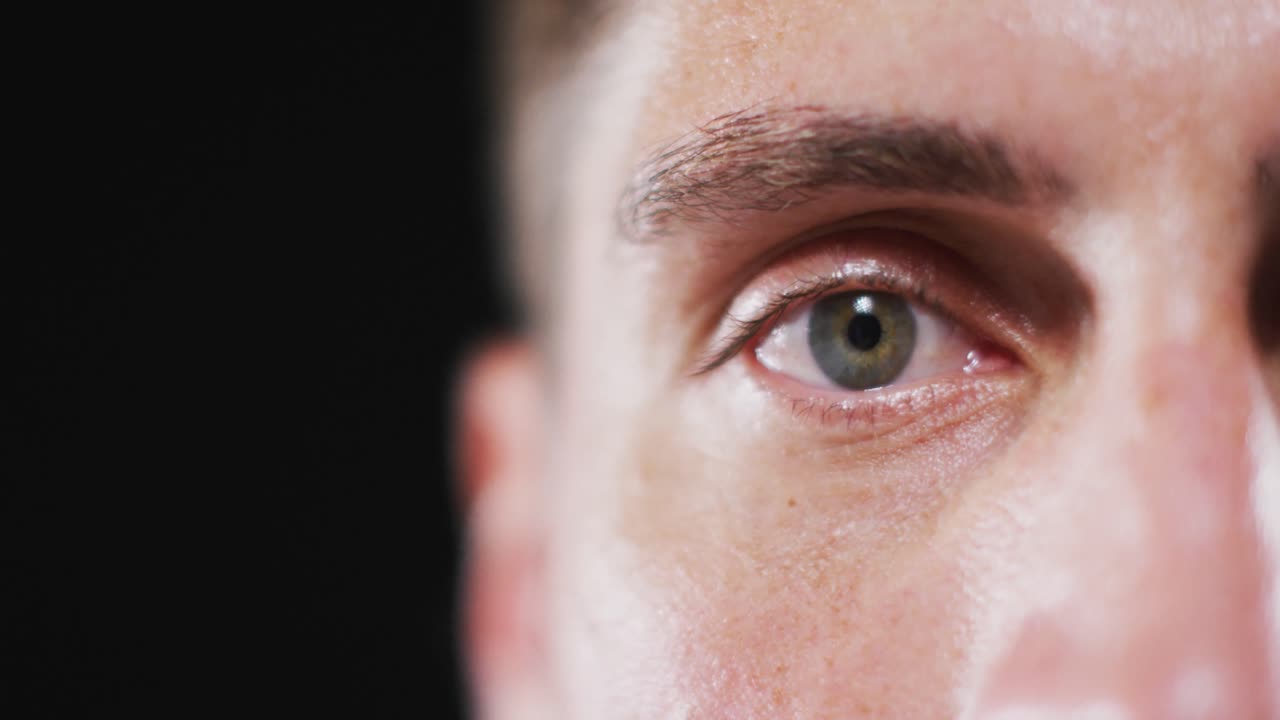 눈을  ⁇ 이는 눈에 초점을 맞춘 백인 남자의 얼굴 초상화