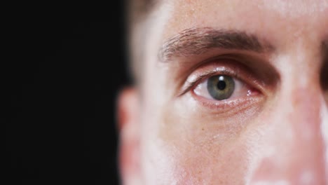 retrato de cerca de la cara de un hombre caucásico con enfoque en el ojo parpadeante