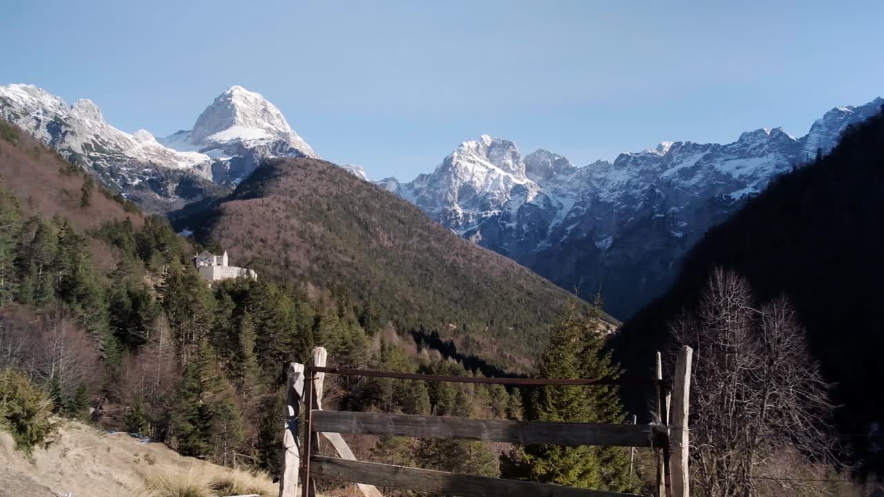 줄리안 알프스와 망가트 산을 바라보며 트리글라브 국립공원에서 슬로베니아를 돌아다니다