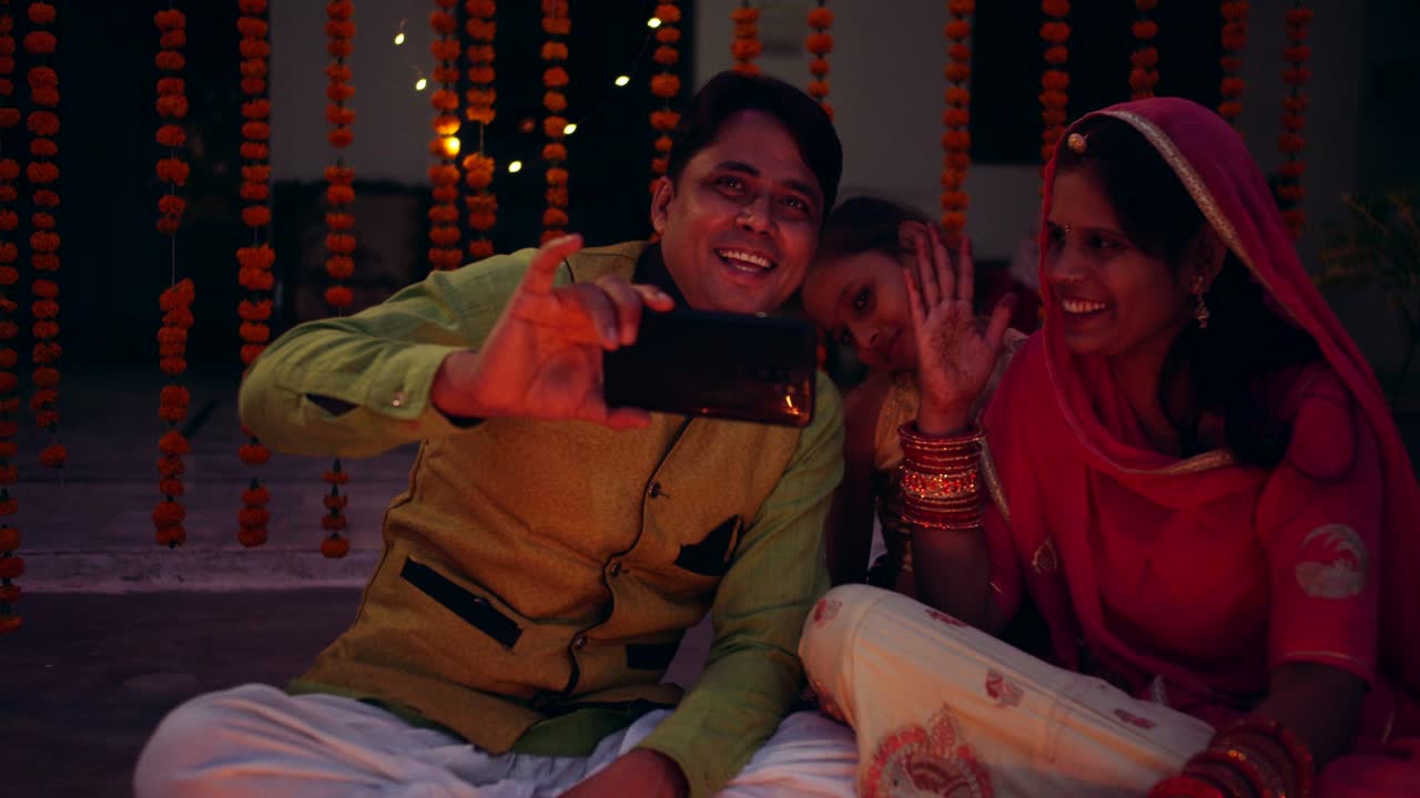 los padres jóvenes con la hija celebran decoran para el festival de diwali