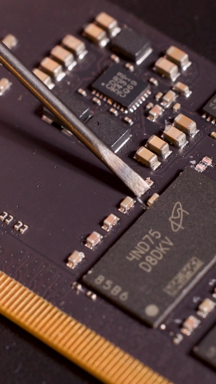 Primo piano di uno strumento metallico con microchip su circuito stampato, illuminazione calda, prospettiva macro