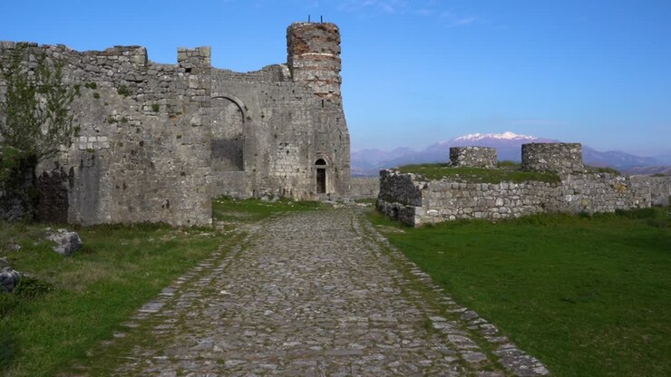 Sito turistico del castello di Rozafa in Albania con antichi edifici e mura in pietra in rovina.