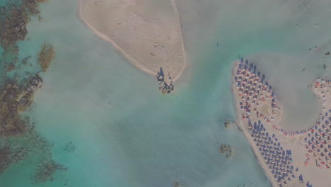 vista aérea de una playa paradisíaca con sombrillas