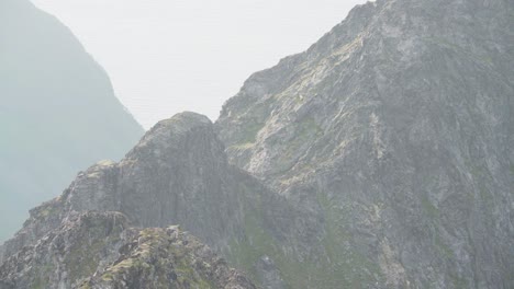 Macizo-Montañoso-De-Lonketinden-Durante-La-Mañana-Brumosa-En-Noruega