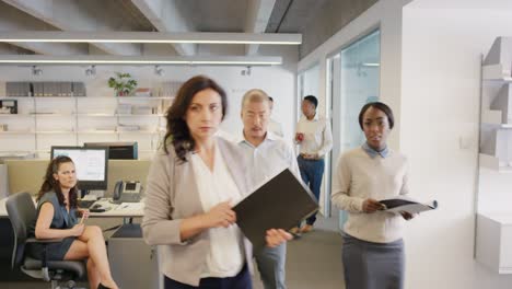 imágenes de vídeo en 4k de un grupo diverso de hombres de negocios envidiosos en la oficina