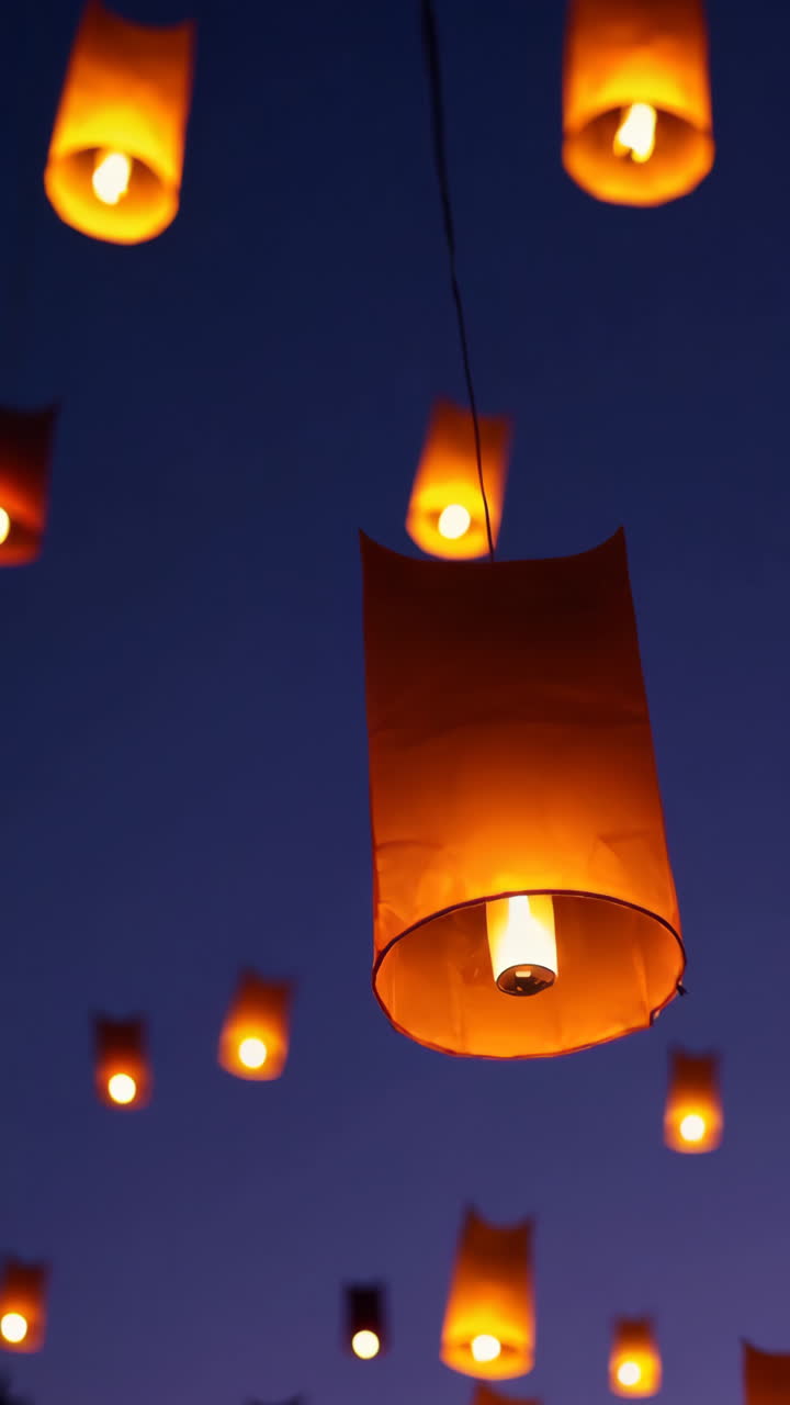 linternas del cielo por la noche