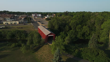 Ciudad-Rural-Con-Hito-Histórico-Del-Parque-Del-Puente-Cubierto-En-Zumbrota,-Minnesota,-Estados-Unidos