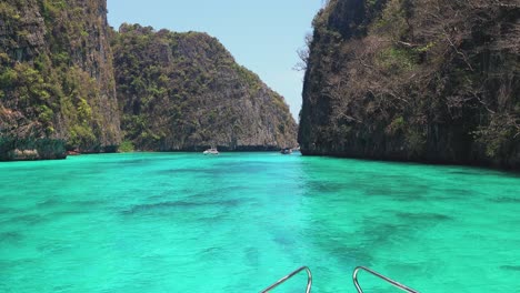 increíble agua turquesa y acantilados de piedra caliza en una bahía tropical