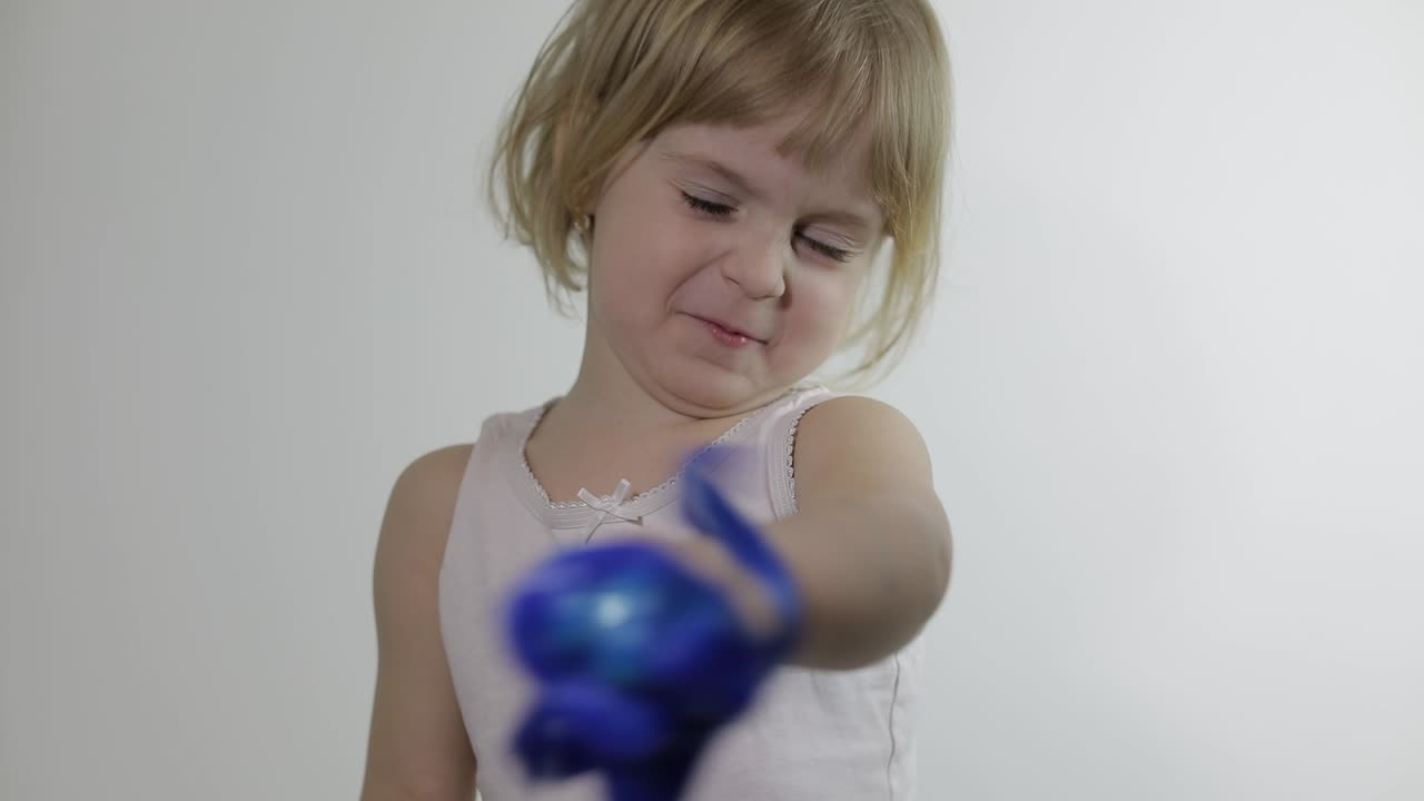 Criança se divertindo fazendo slime. Criança brincando com slime de brinquedo feito à mão