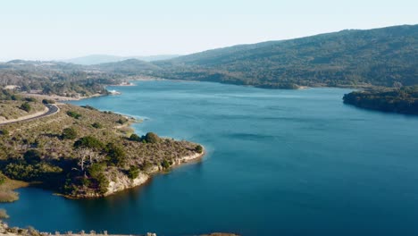 antena: lago y paisaje de la bahía de la media luna