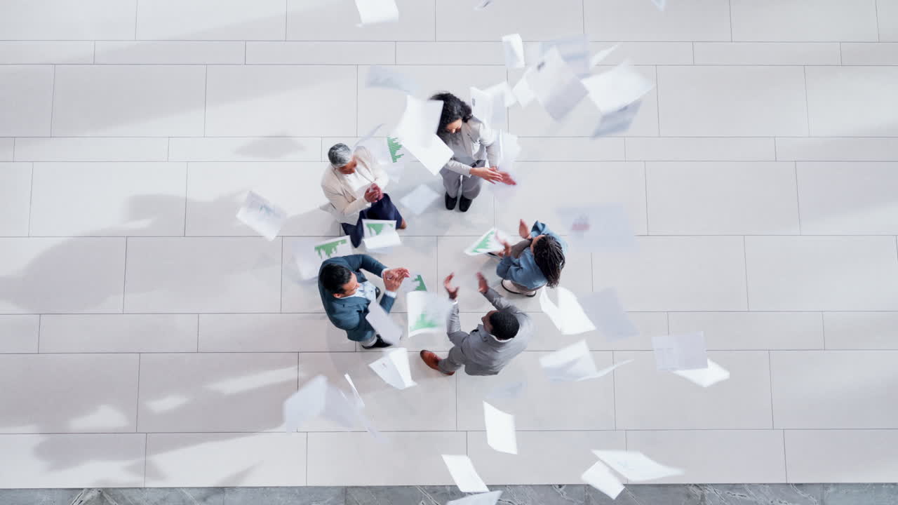 서류,  ⁇ 뷰 또는 행복한 사업 사람들이 던지는