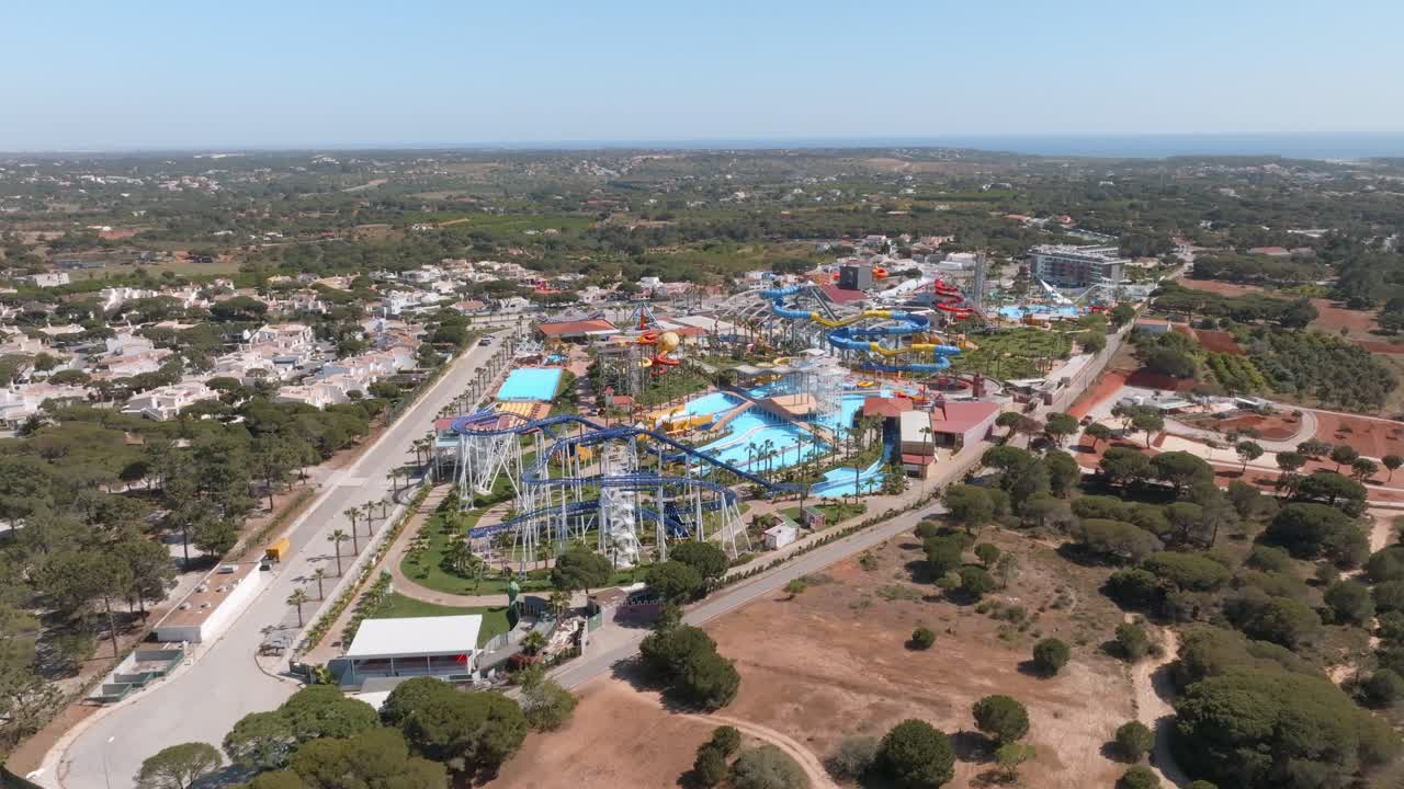 panorámica aérea del parque acuático en el algarve, portugal