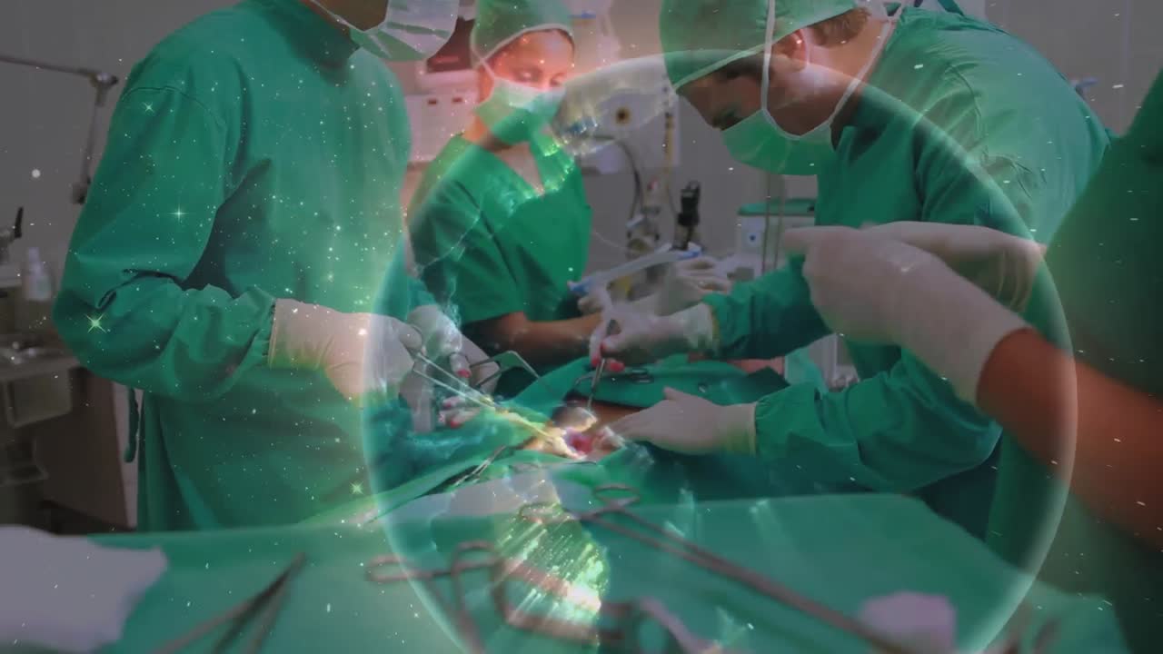 animación de un globo giratorio contra un equipo de cirujanos que realizan una operación en el hospital.