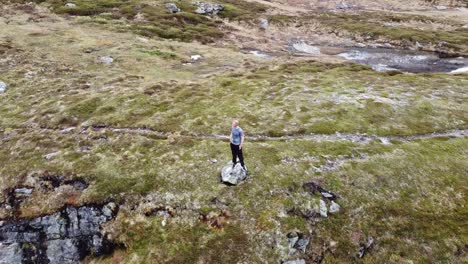 órbita alrededor del hombre parado en el mirador de la montaña después