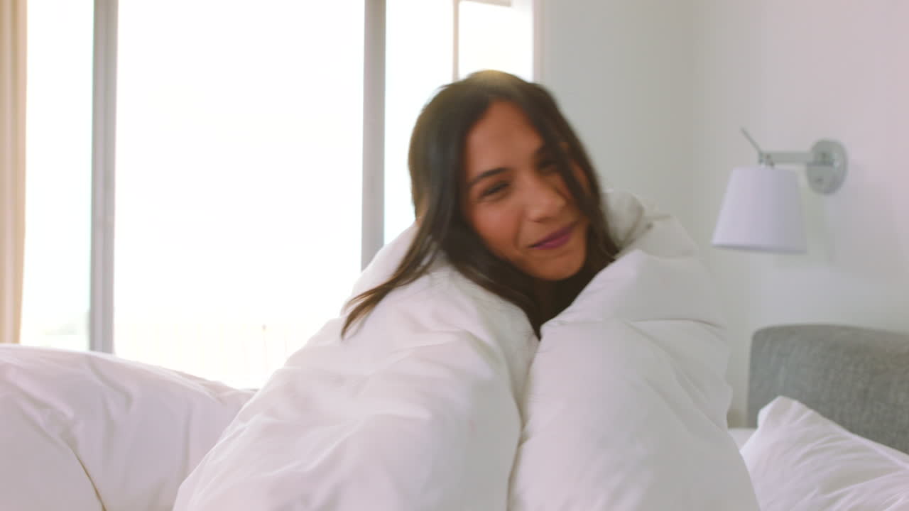 mujer en una sonrisa de manta, hacer un beso tonto