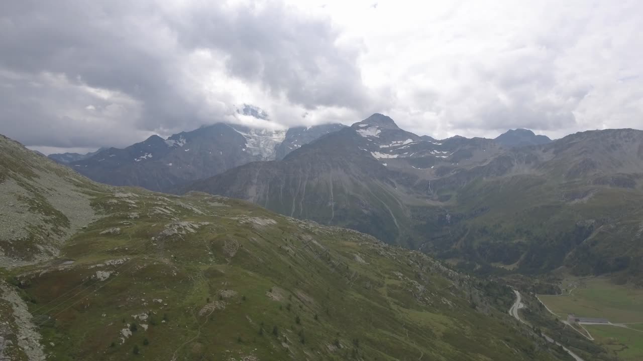 Let dronem přes vysokohorský alpský silniční průsmyk.