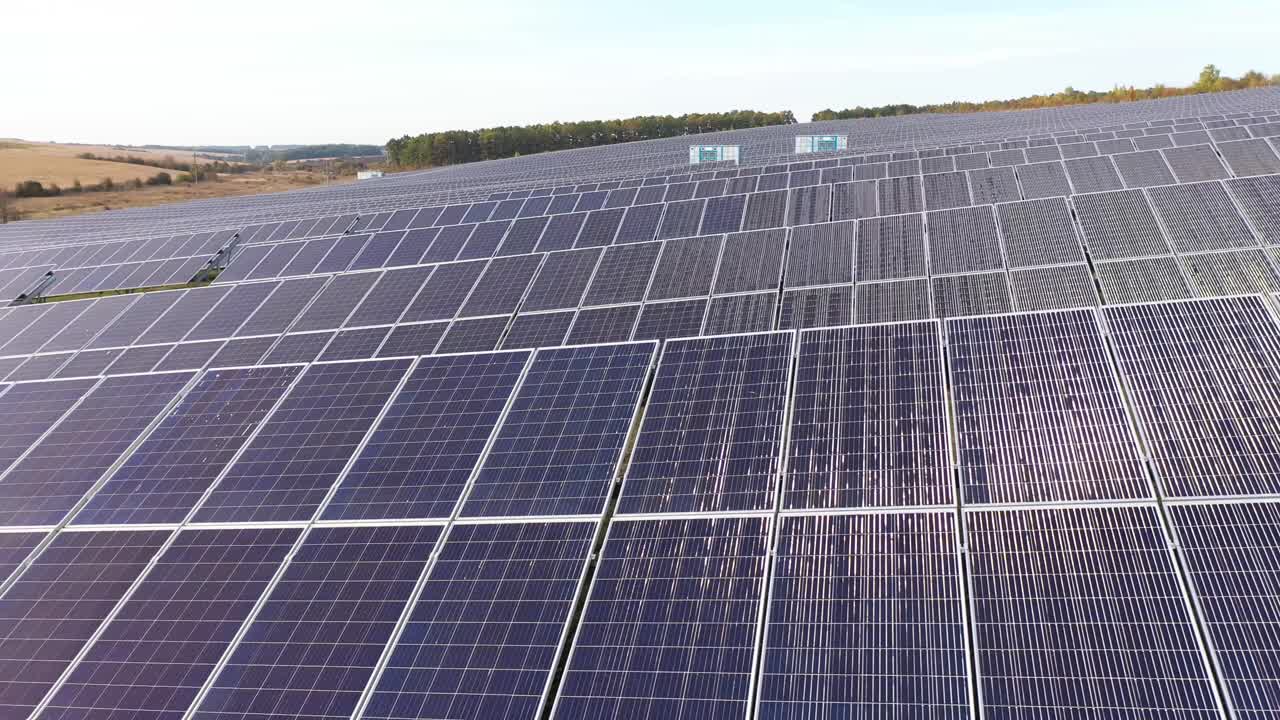 Vista aerea di pannelli solari fotovoltaici. Concetto di energia pulita, energia verde, energia rinnovabile. Concetto di energia alternativa