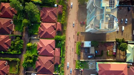 Vista-Aérea-De-Los-Automóviles-Que-Circulan-Por-La-Carretera-A-Lo-Largo-Del-Barrio-De-Namuwongo-En-Kampala,-Uganda.