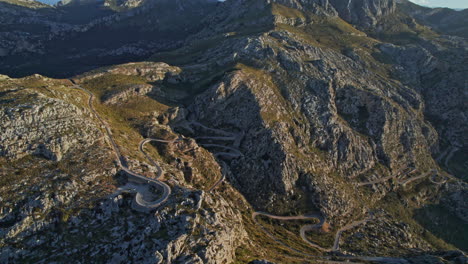 Impresionante-Vista-De-La-Carretera-Nus-De-Sa-Corbata-En-Las-Montañas-Rocosas-De-Coll-Dels-Reis-Con-El-Mirador-Coll-De-Reis-En-Mallorca,-España