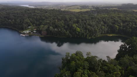Video-De-Drone-Aéreo-Que-Revela-Un-Gran-Lago-De-Cráter-Volcánico-Bordeado-Por-Una-Exuberante-Selva-Tropical