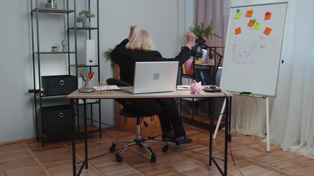 feliz mujer de negocios senior bailando baile de victoria celebrando fin de semana vacaciones éxito ganar en la oficina