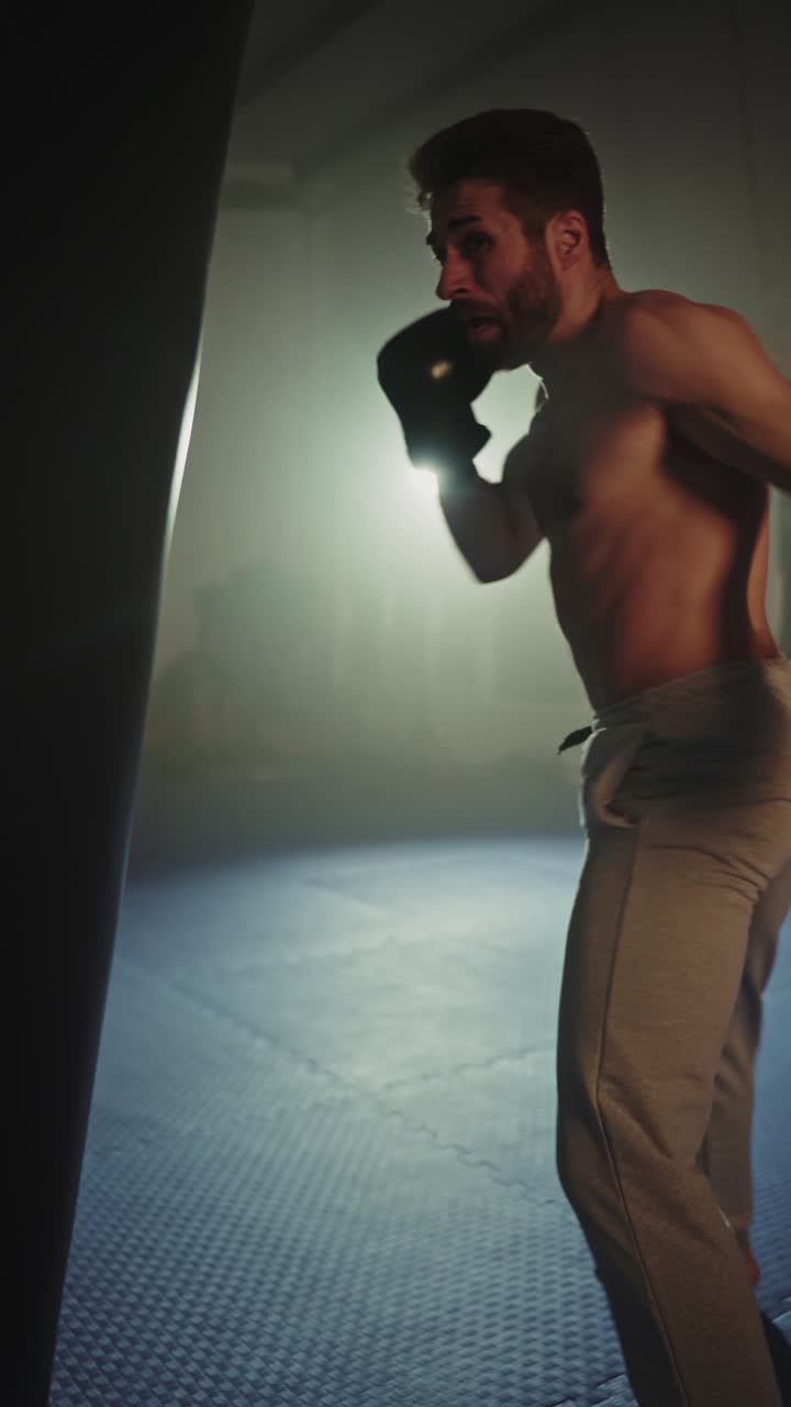 Uomo che si allena nella boxe in palestra