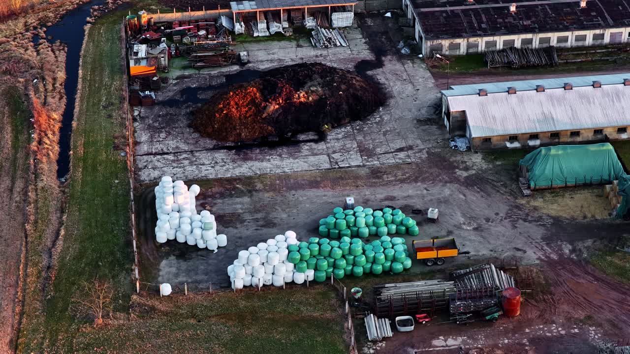 Landbruksanlegg som behandler organisk avfall og lagrer ensilasjeballer