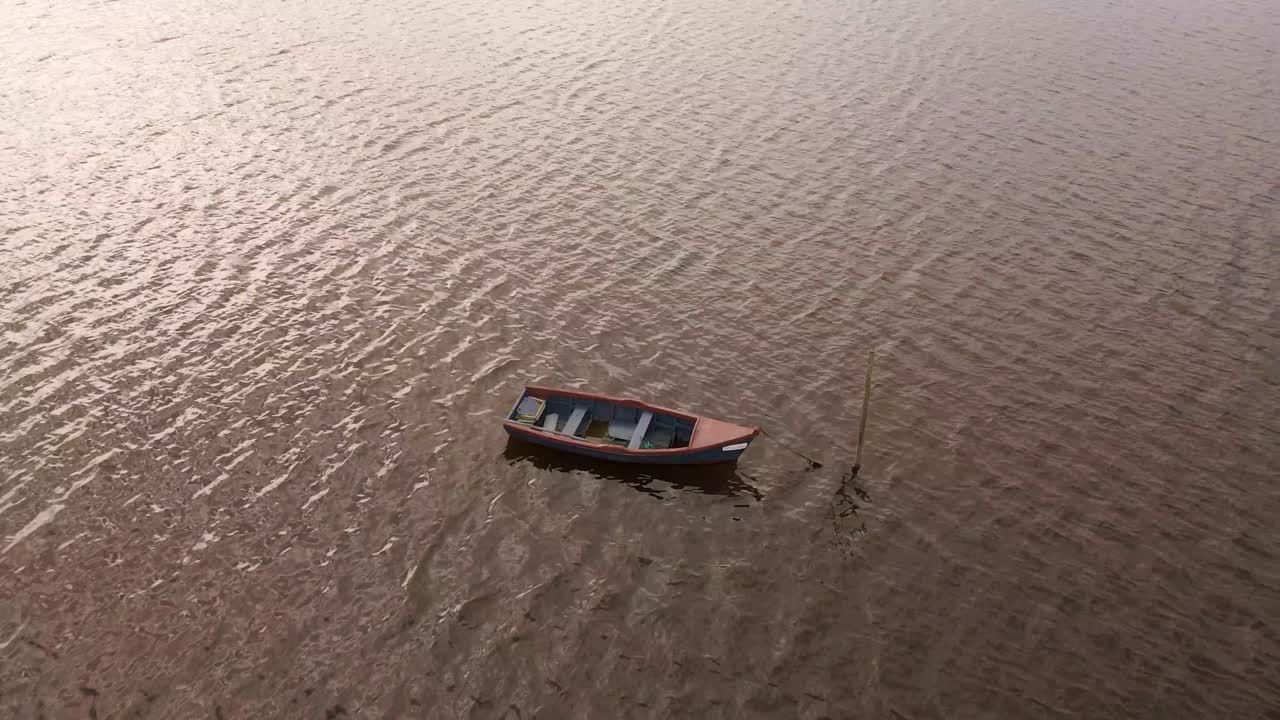 vista aérea de 4k de un viejo barco pesquero anclado en medio de la ría de aveiro, estuario del río vouga, dron estable sobre el barco, 60fps
