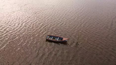 Vista-Aérea-De-4k-De-Un-Viejo-Barco-De-Pesca-Anclado-En-Medio-De-La-Ría-De-Aveiro,-Estuario-Del-Río-Vouga,-Drone-Estable-Sobre-El-Barco,-60fps