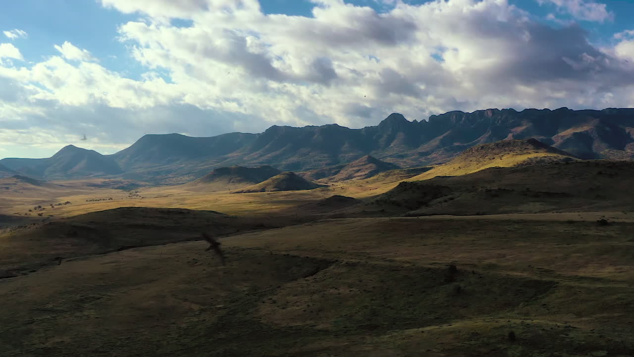 Hyperlapse su una magnifica montagna in un pomeriggio soleggiato mentre gli uccelli sorvolano la valle