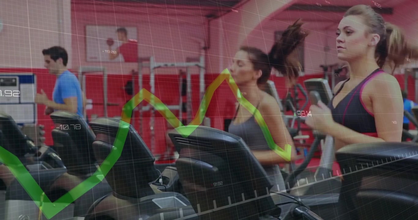 Üç arkadaş, fitness makinelerinde tempoyu artırarak, kalp atış hızlarını grafik bindirmesiyle takip ediyor.