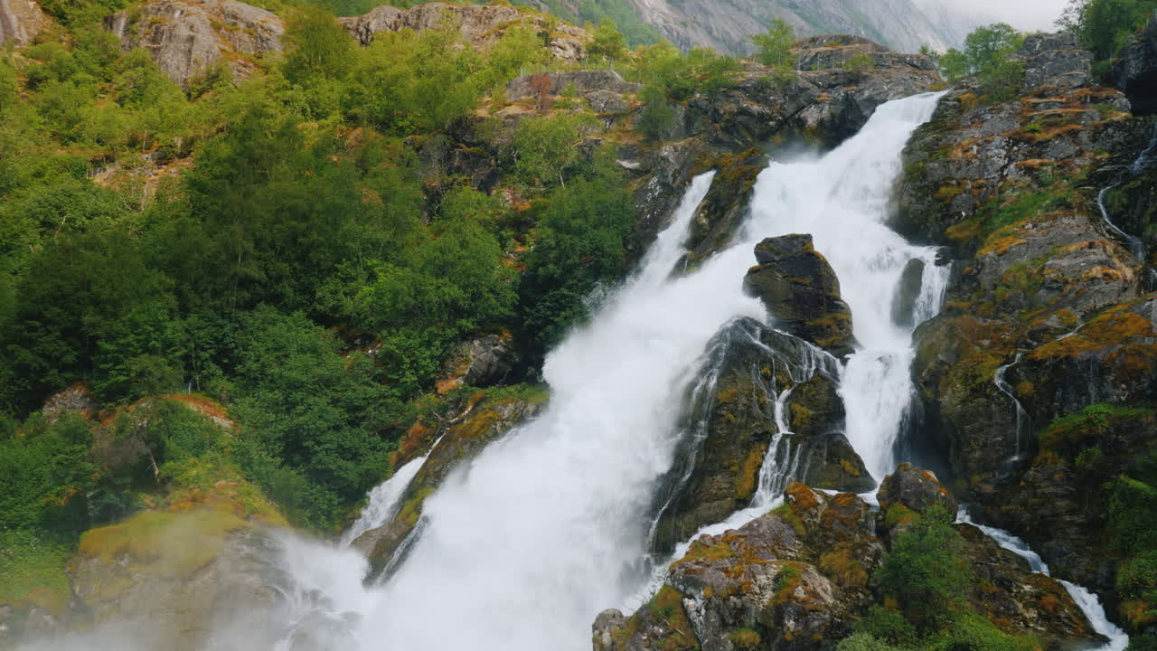 hermosa cascada de las aguas del glaciar la naturaleza de noruega y escandinavia