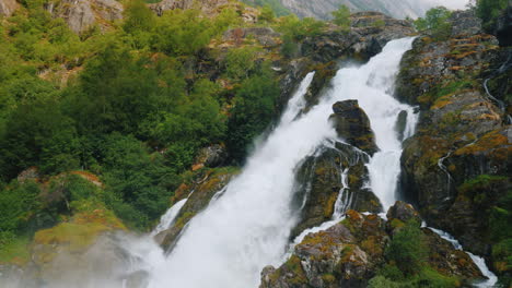 Hermosa-Cascada-De-Las-Aguas-Del-Glaciar-La-Naturalezaaa-De-Noruega-Y-Escandinavia